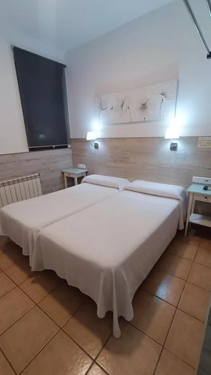 Habitación Doble Pequeña - 2 camas — Hostal Maria Ronda
