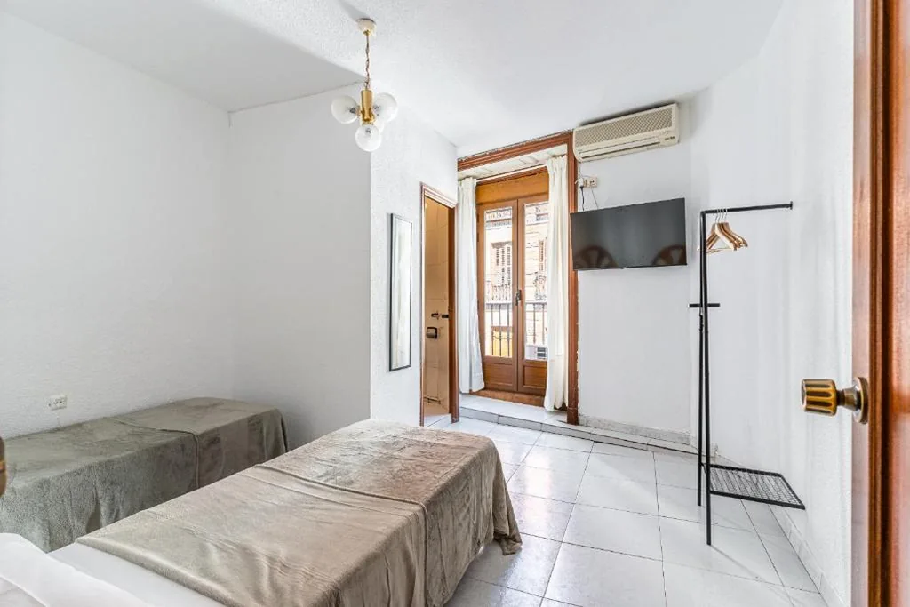 Habitación Doble con baño privado - 2 camas — Hostal Marie Del Mar