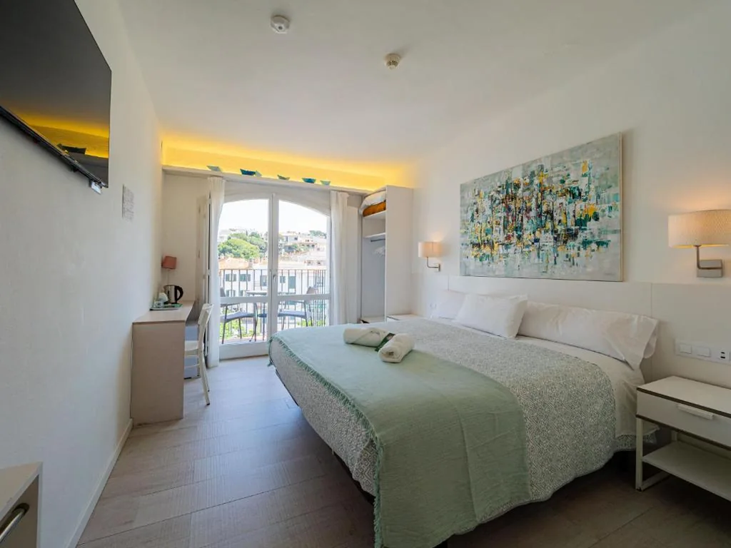 Quarto Duplo Deluxe com varanda e vista parcial para o mar — Hostal Marina Cadaqués