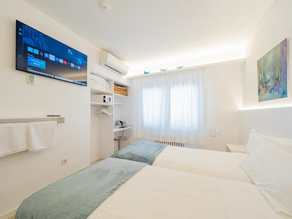 Quarto Duplo Standard - 2 camas — Hostal Marina Cadaqués