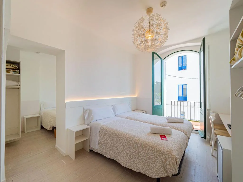 Quarto Familiar com vista lateral para o mar — Hostal Marina Cadaqués