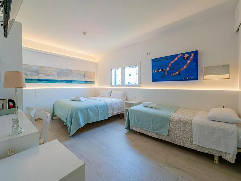 Quarto Familiar Standard — Hostal Marina Cadaqués