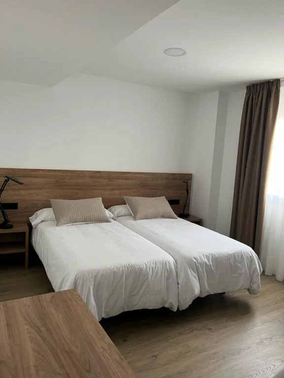 Camera tripla accessibile alle persone con mobilità ridotta — Hostal Márquez