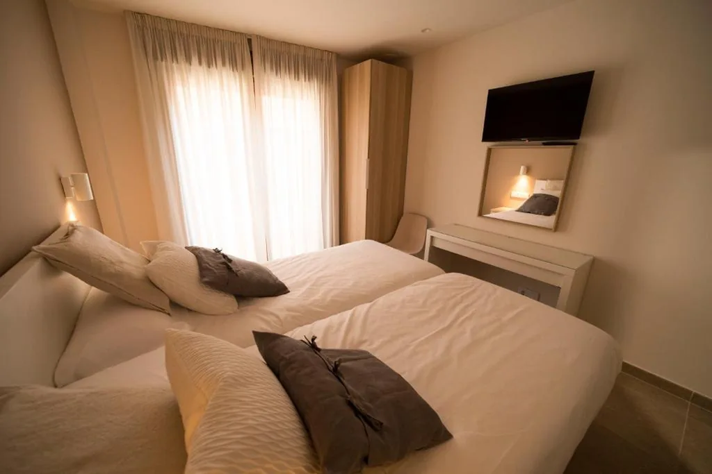 Camera doppia con bagno - 2 letti — Hostal Martínez