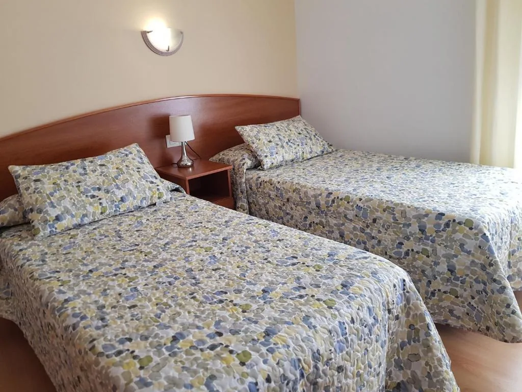 Habitación Doble - 2 camas — Hostal Mary - ADULTS ONLY 18 AND UP