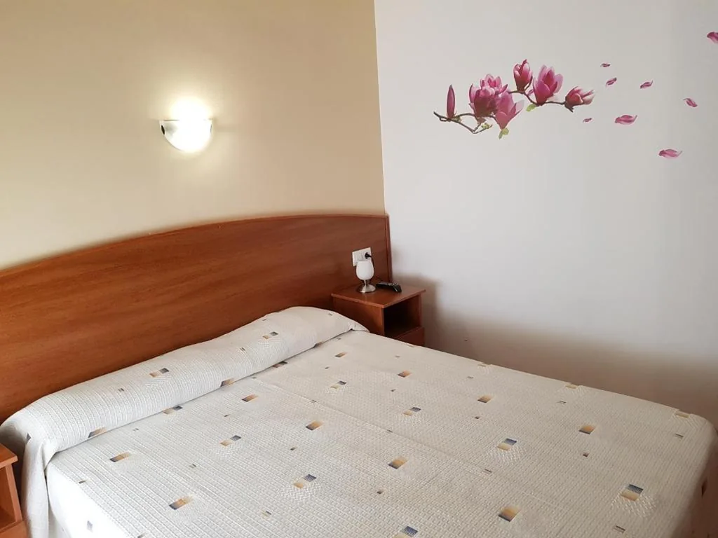 Habitación Doble Económica — Hostal Mary - ADULTS ONLY 18 AND UP