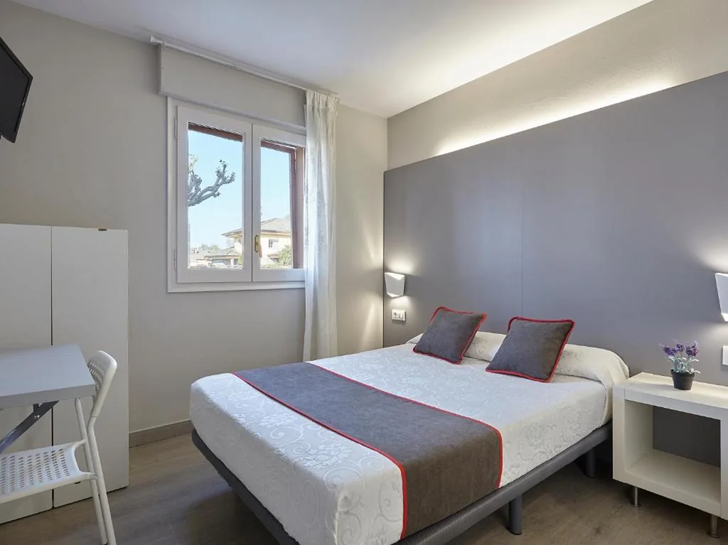Habitación Doble adaptada para personas con movilidad reducida — Hostal Mas Ferrer