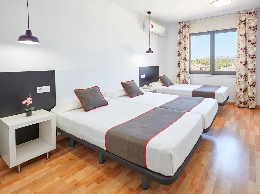 Habitación Triple — Hostal Mas Ferrer
