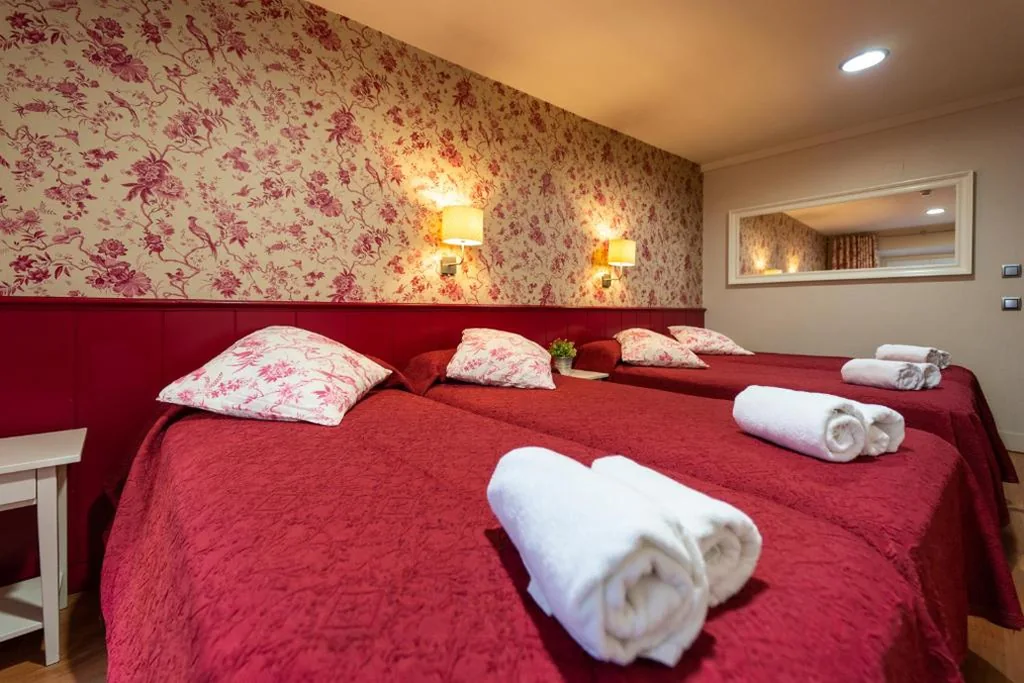Camera quadrupla con bagno — Hostal Matheu