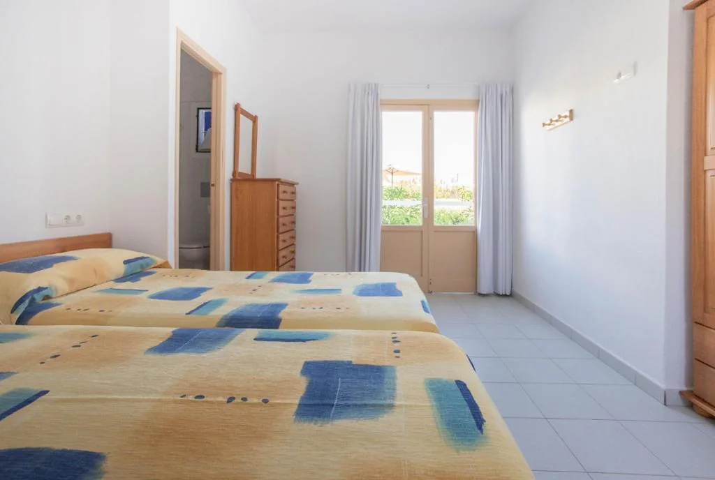 Camera doppia al piano terra - 2 letti — Hostal Mayans