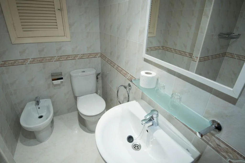 Camera Doppia con bagno - 2 letti — Hostal Mayol