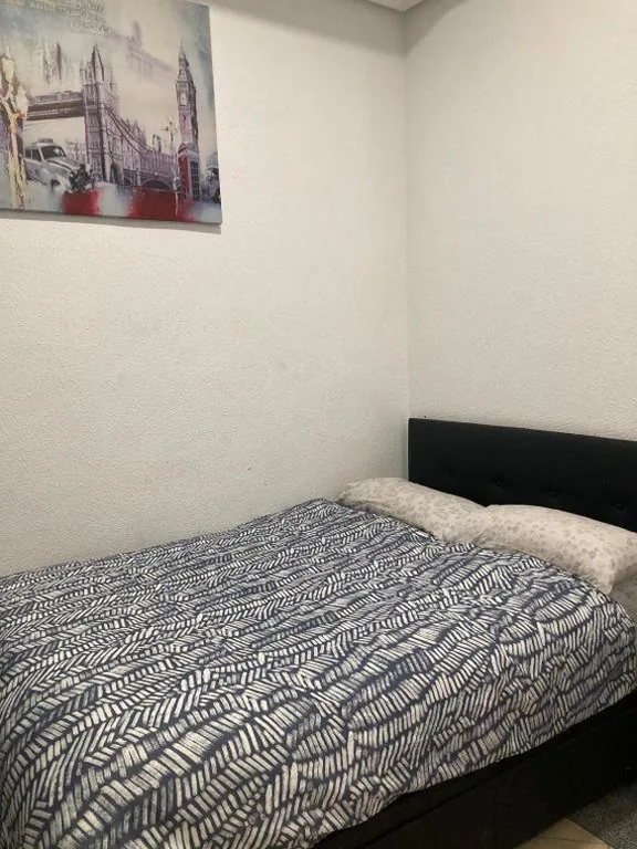 Camera quadrupla economica con bagno in comune — Hostal Mayor Plaza