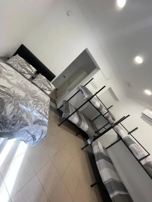 Camera familiare con bagno in comune — Hostal Mayor Plaza