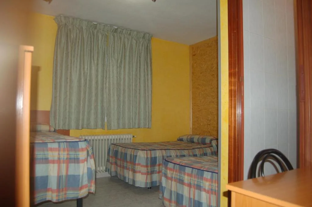 Habitación Doble - 2 camas — Hostal Mays