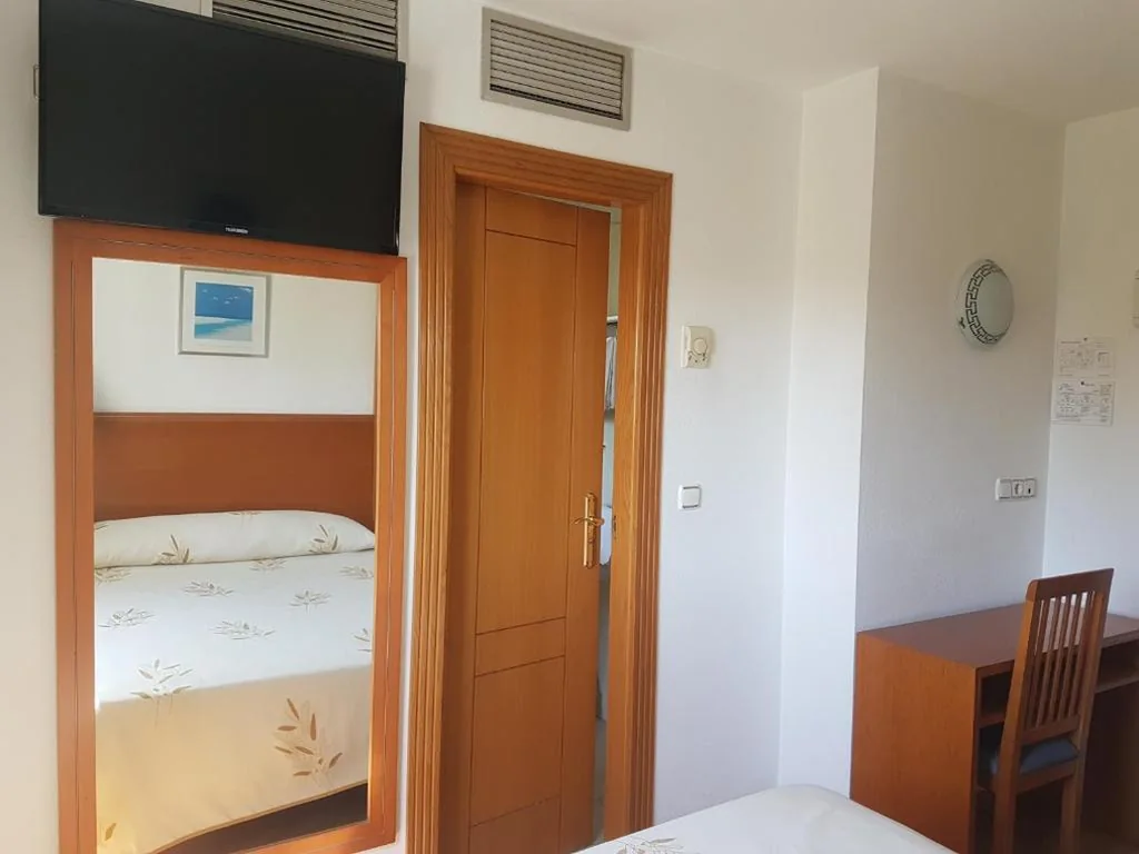 Camera standard - 1 letto matrimoniale — Hostal Mediterraneo