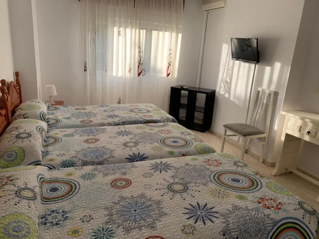 Habitación Triple — Hostal Mediterraneo