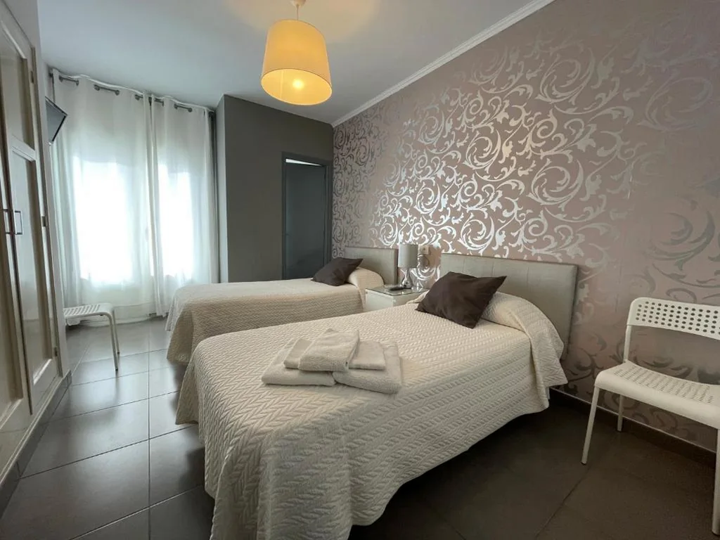 スーペリアダブルルーム・バルコニー付き - ベッド1台または2台 — Hostal Mediterráneo