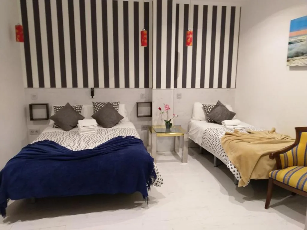 Deluxe con letto aggiuntivo — Hostal Mendoza