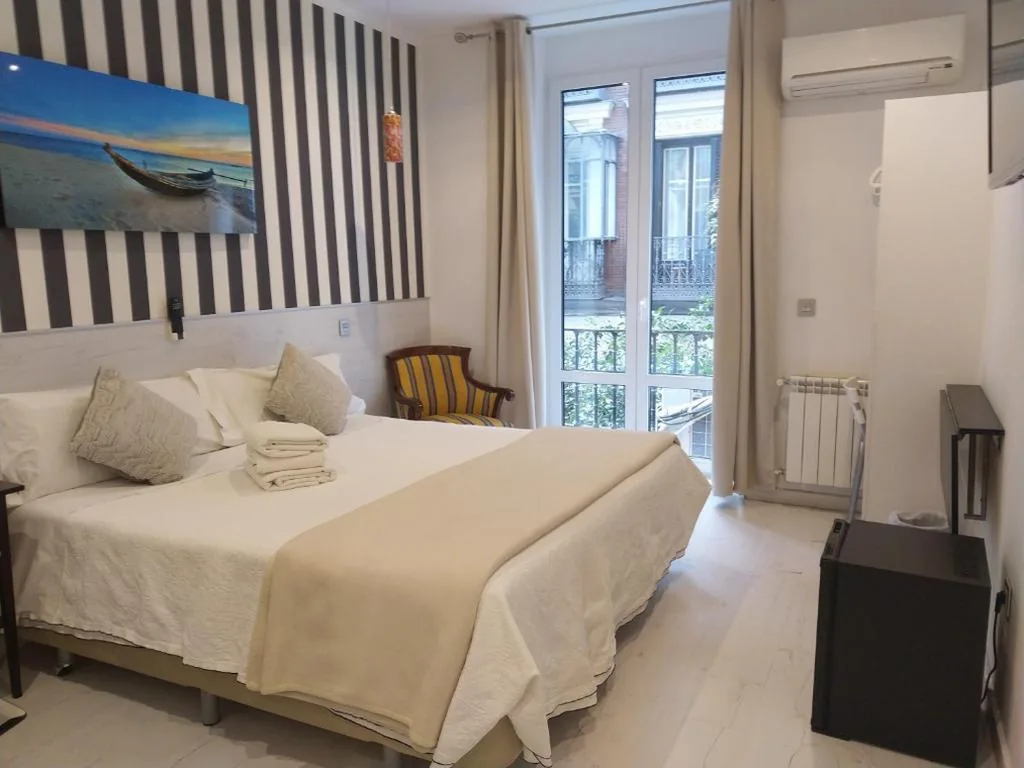 Camera doppia Deluxe con vista sulla città — Hostal Mendoza