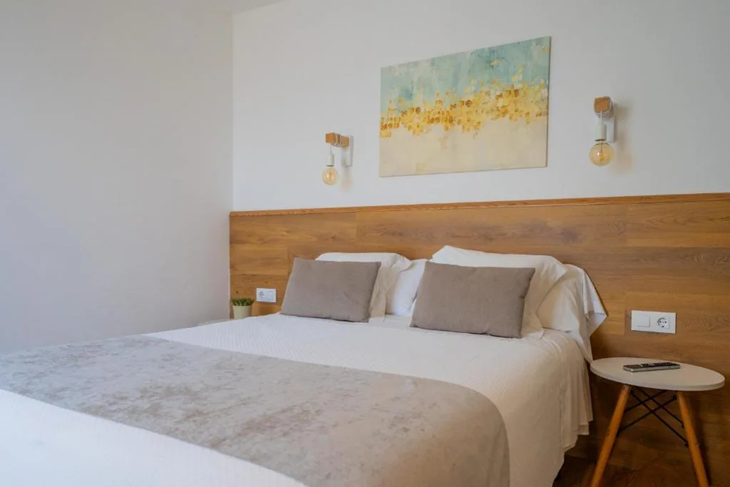 Habitación Doble con terraza — Hostal Menurka