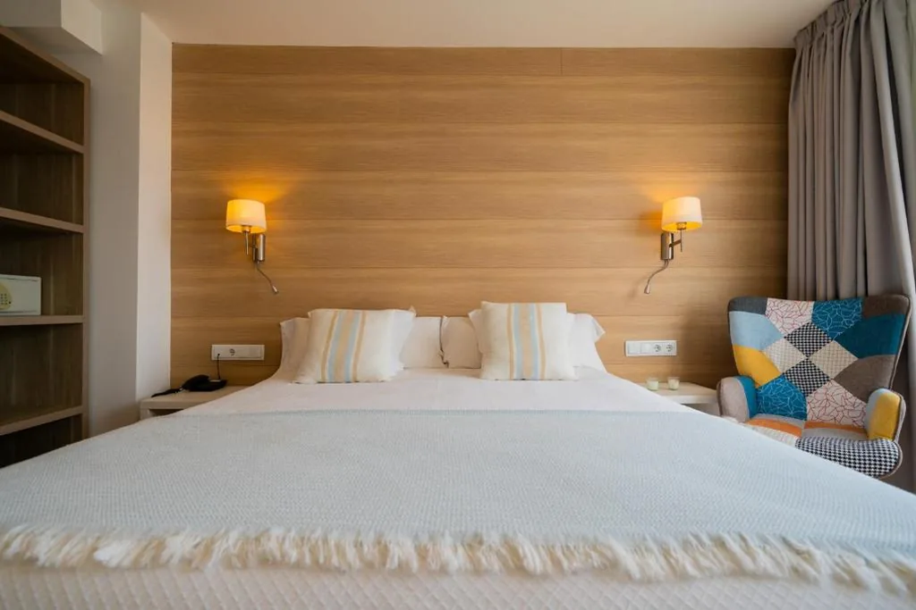 Habitación Doble Deluxe — Hostal Menurka
