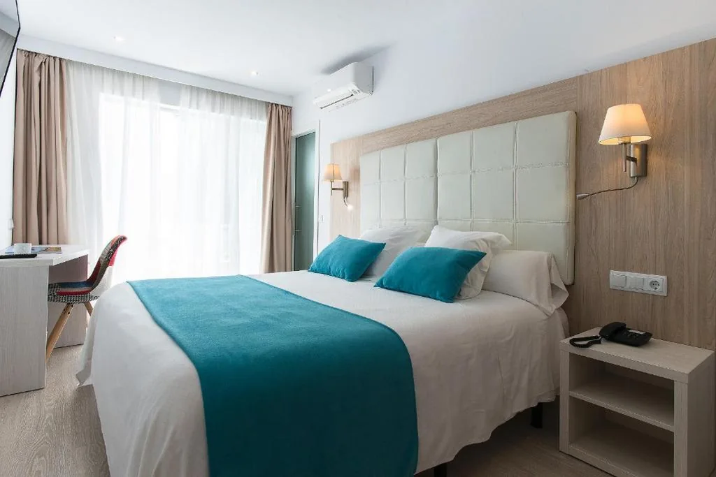 Habitación Doble Superior con terraza - 1 o 2 camas — Hostal Menurka