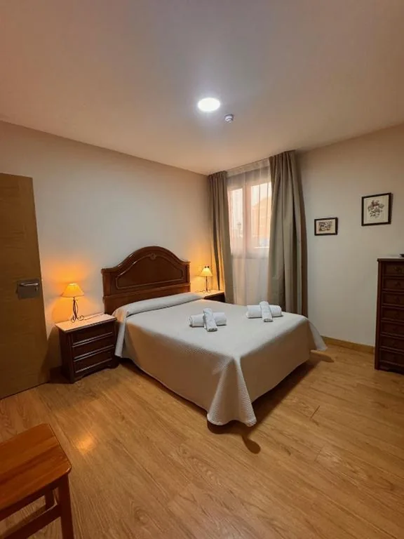 Quarto Duplo com Casa de Banho Privativa — Hostal Merindades