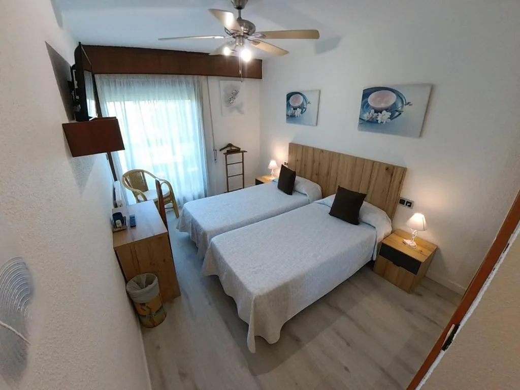 Tweepersoonskamer met 2 bedden — Hostal Meson Del Barro - Alojamientos Pamplona