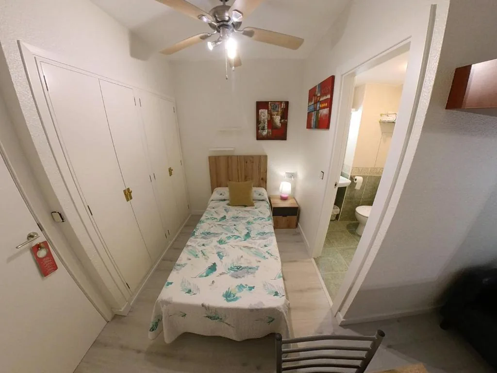 Eenpersoonskamer — Hostal Meson Del Barro - Alojamientos Pamplona