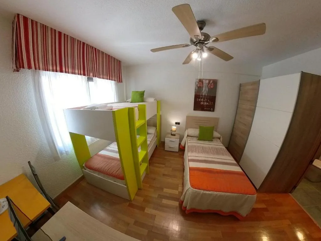 Driepersoonskamer — Hostal Meson Del Barro - Alojamientos Pamplona