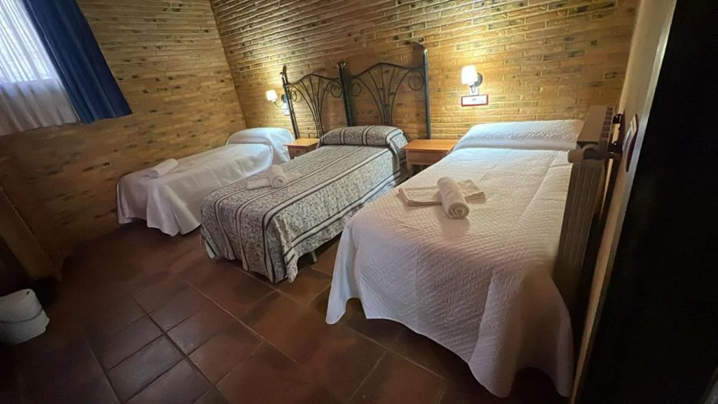 Doppelzimmer mit großem Doppelbett — Hostal meson del rey