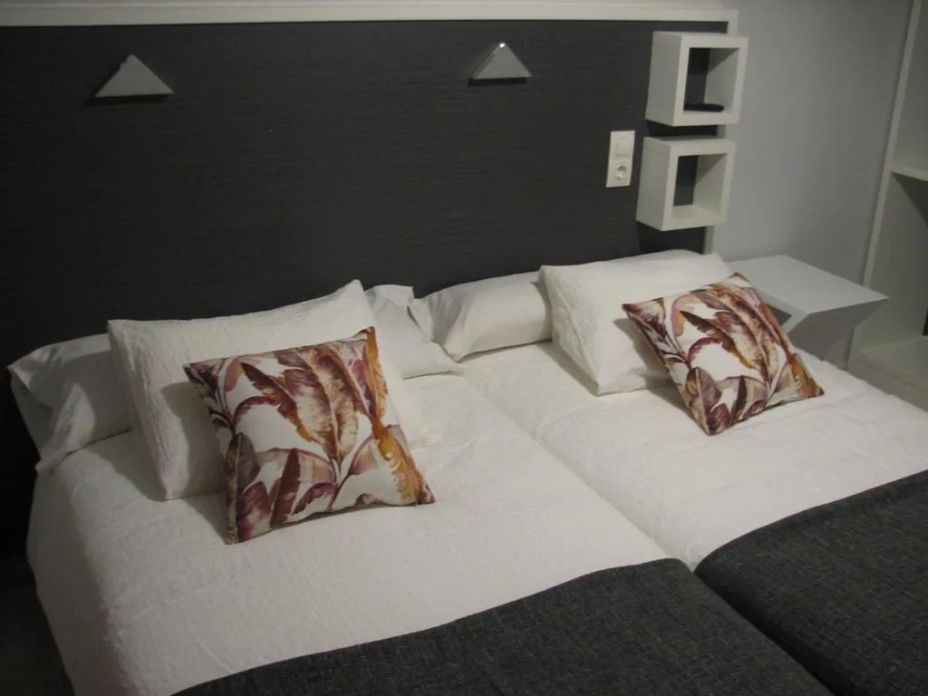 Quarto Duplo com casa de banho partilhada — Hostal Meson do Loyo