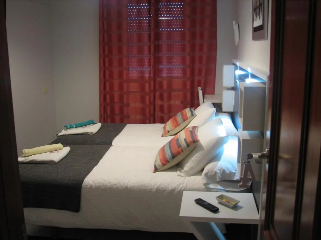 Quarto Duplo com casa de banho privativa - 2 camas — Hostal Meson do Loyo