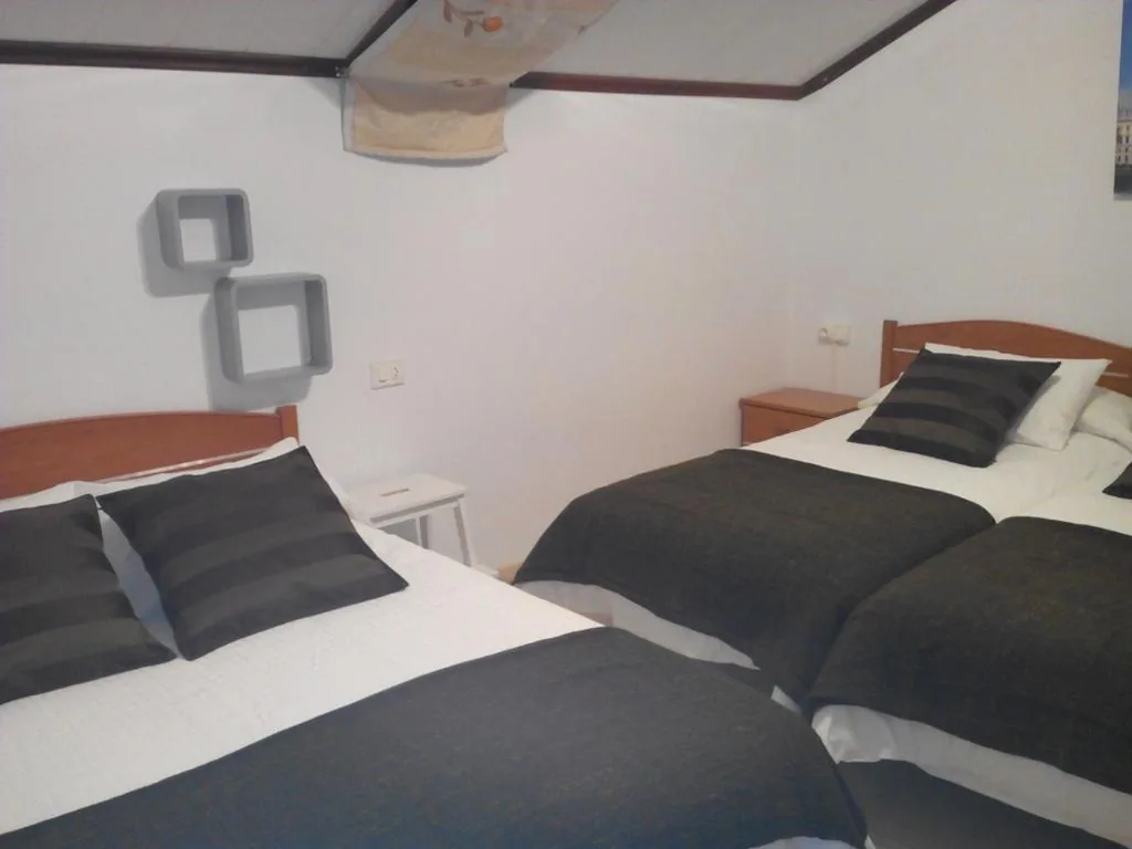 Quarto Familiar com casa de banho partilhada — Hostal Meson do Loyo