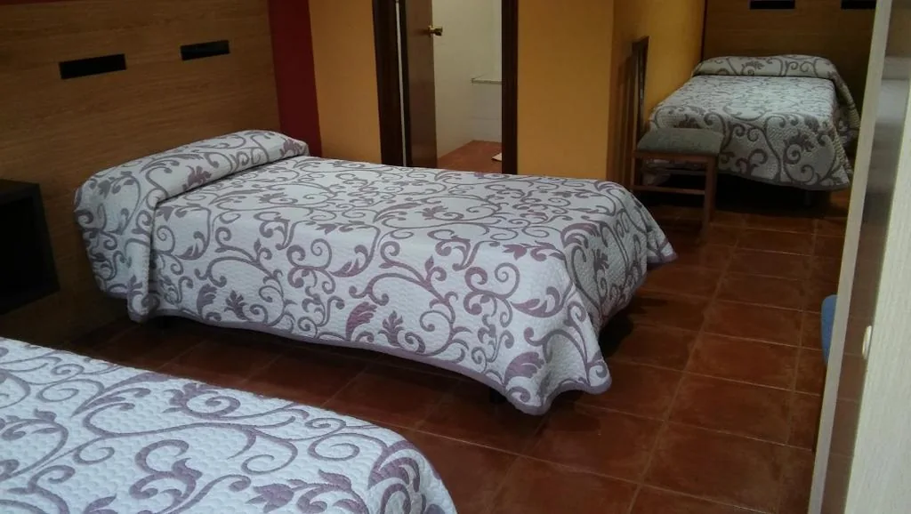 Quarto Triplo com casa de banho privativa — Hostal-Meson Vilasante