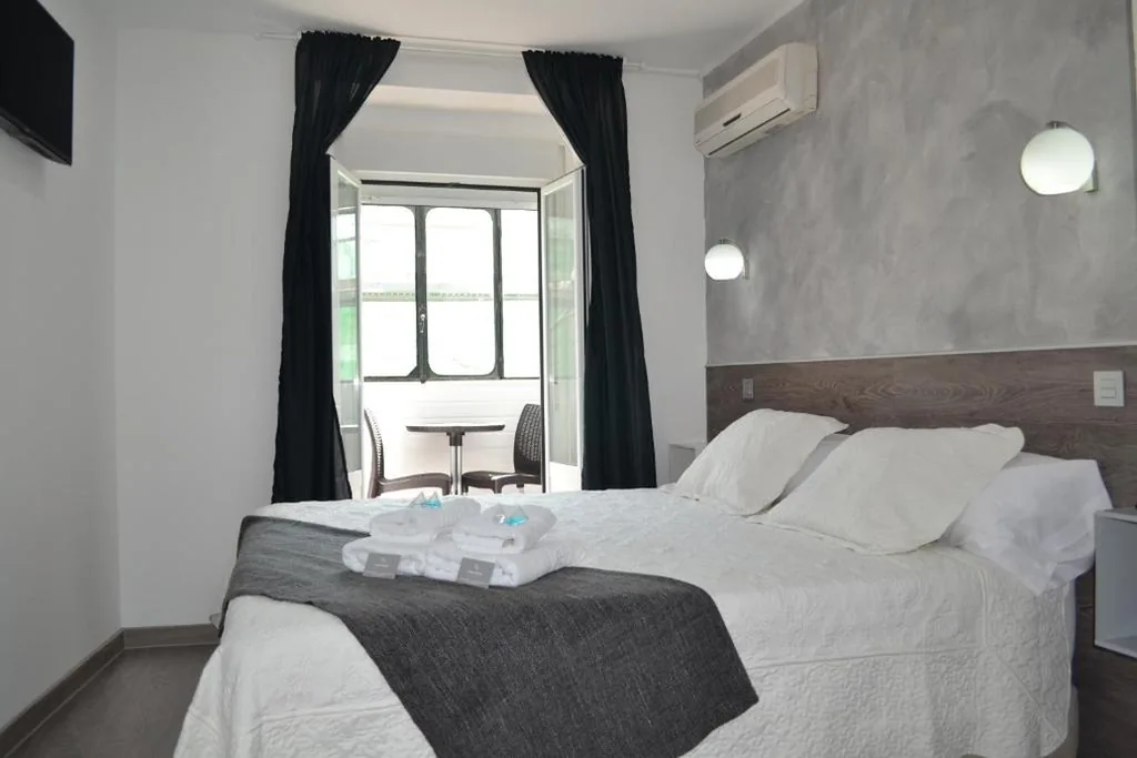 Habitación Doble Deluxe con balcón — Hostal Meyra