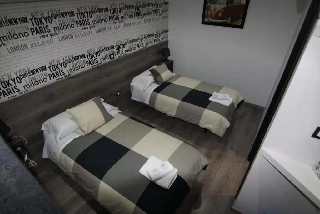 Chambre double avec 2 lits — Hostal MH Fuencarral