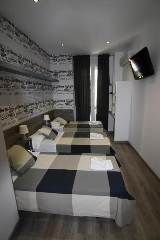 Chambre double avec lit d’appoint (3 adultes) — Hostal MH Fuencarral