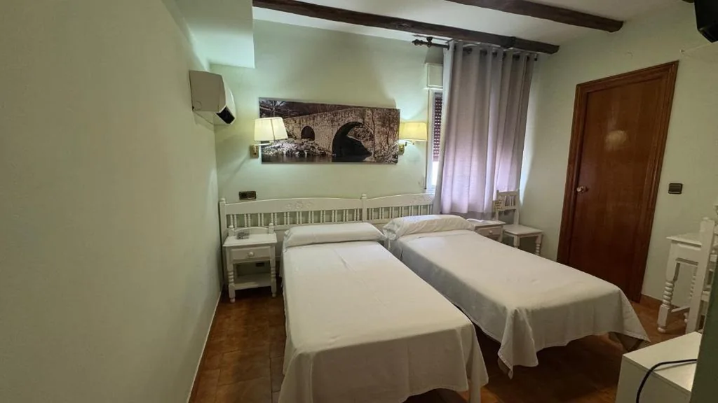 Quarto Duplo - 2 camas — Hostal Mia