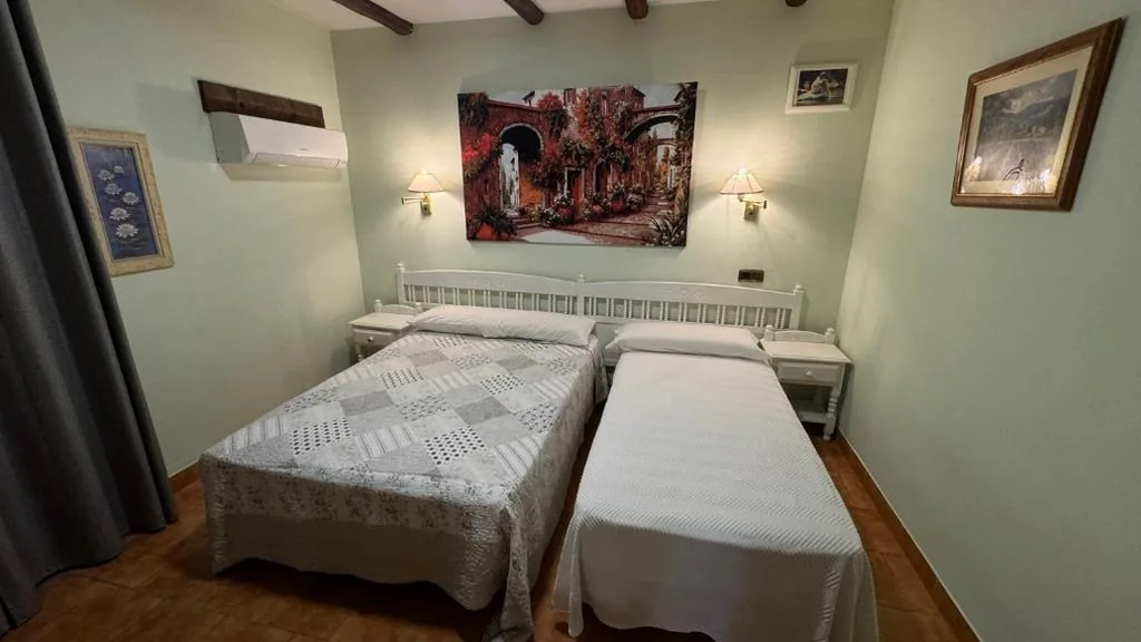 Quarto Duplo com casa de banho privativa - 1 ou 2 camas — Hostal Mia