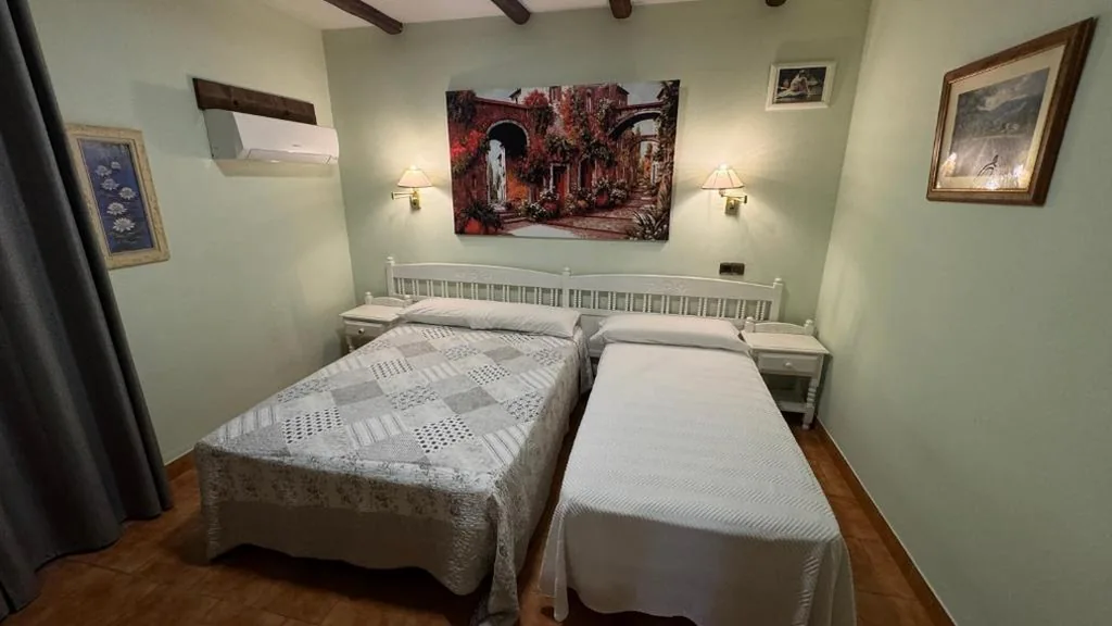 Quarto Triplo Básico — Hostal Mia