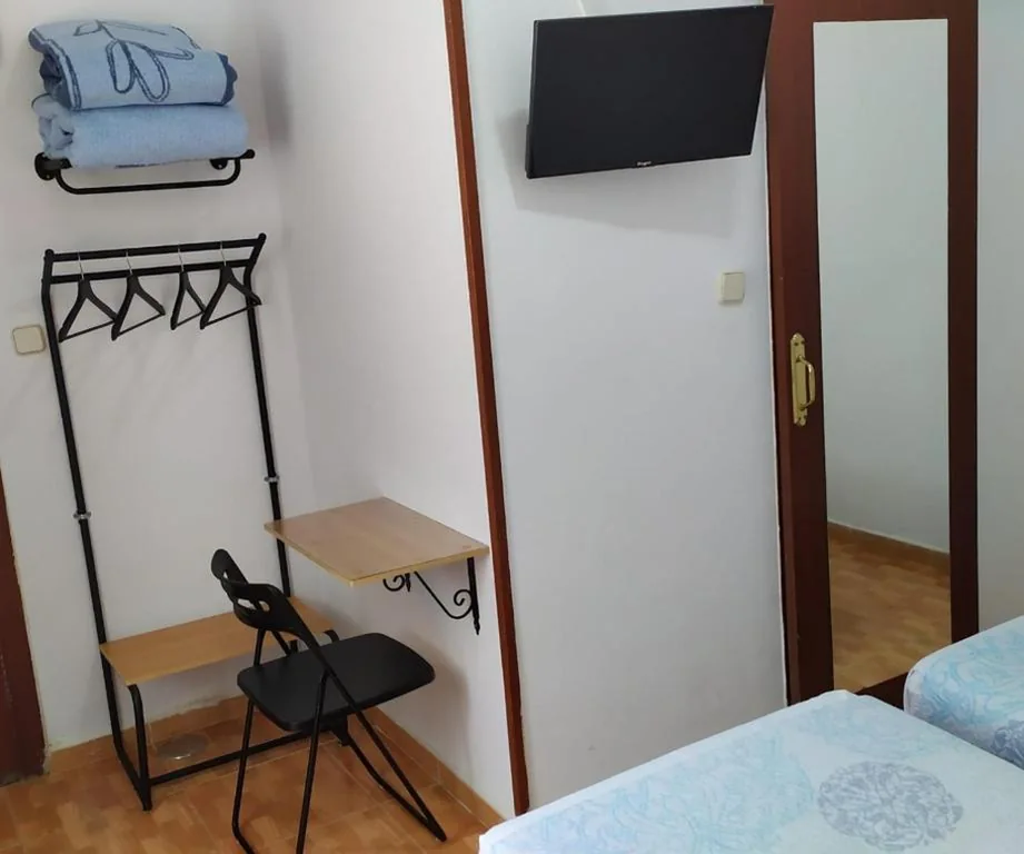 Room with Private Bathroom - Non-Smoking - 2 Beds — Hostal Miami