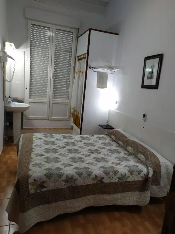 Double Room with Shared Bathroom - Non-Smoking — Hostal Miami