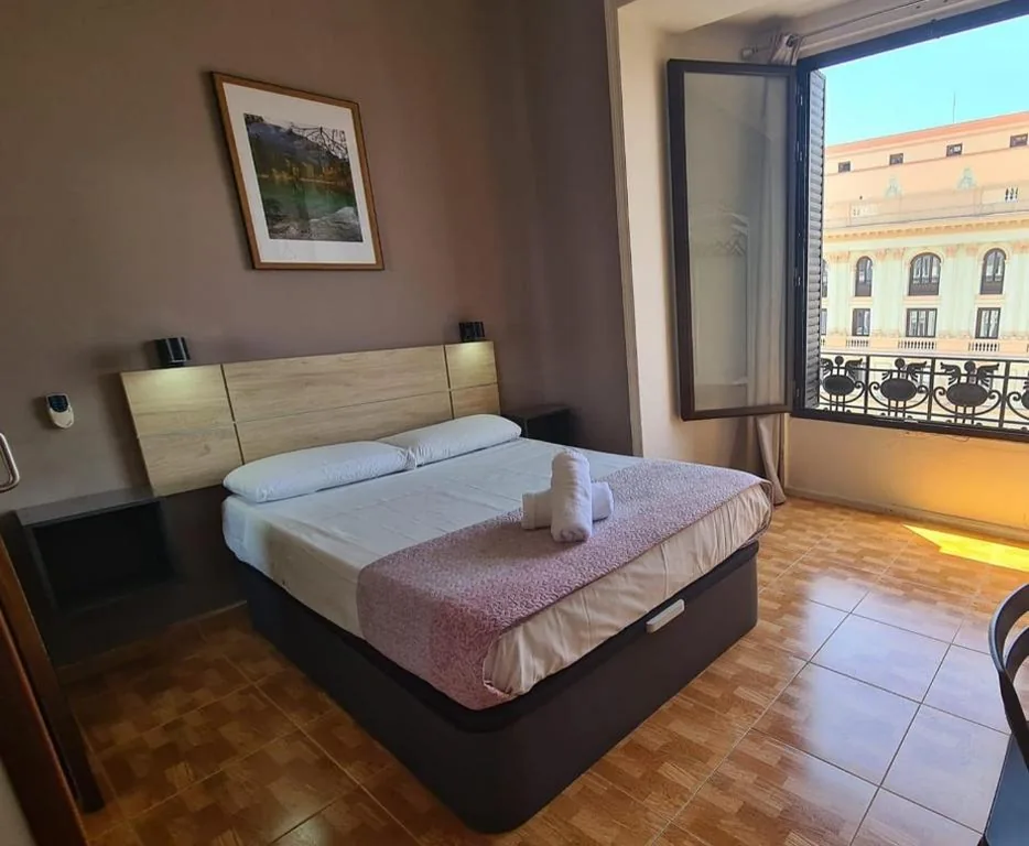 Deluxe Double Room — Hostal Miami
