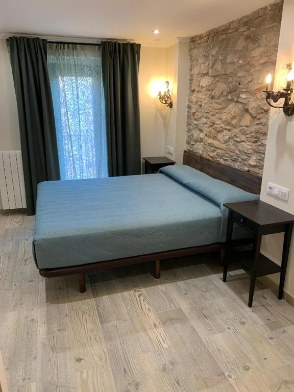 バルコニー付きダブルルーム — Hostal Milana Girona