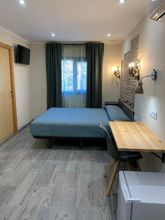 ベーシックトリプルルーム — Hostal Milana Girona