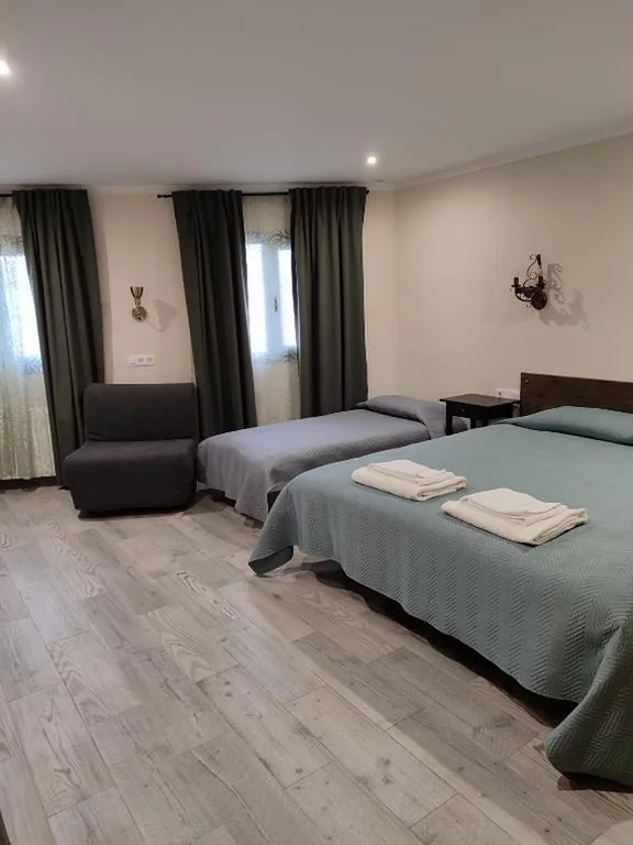 クラシックトリプルルーム — Hostal Milana Girona