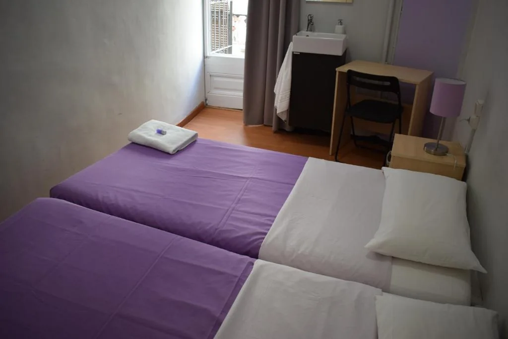 Double Room with Shared Bathroom - 2 Beds — Hostal MiMi Las Ramblas