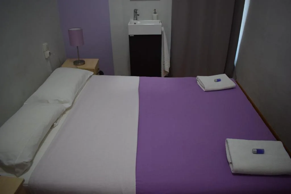 Double Room with Shared Bathroom — Hostal MiMi Las Ramblas