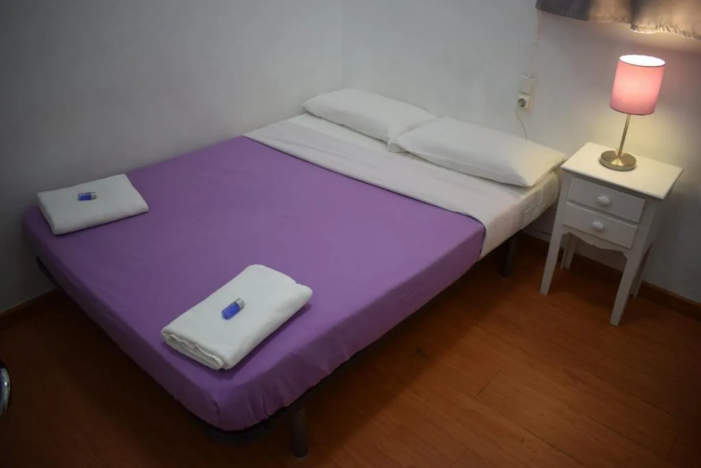 Budget Double Room with Shared Bathroom — Hostal MiMi Las Ramblas